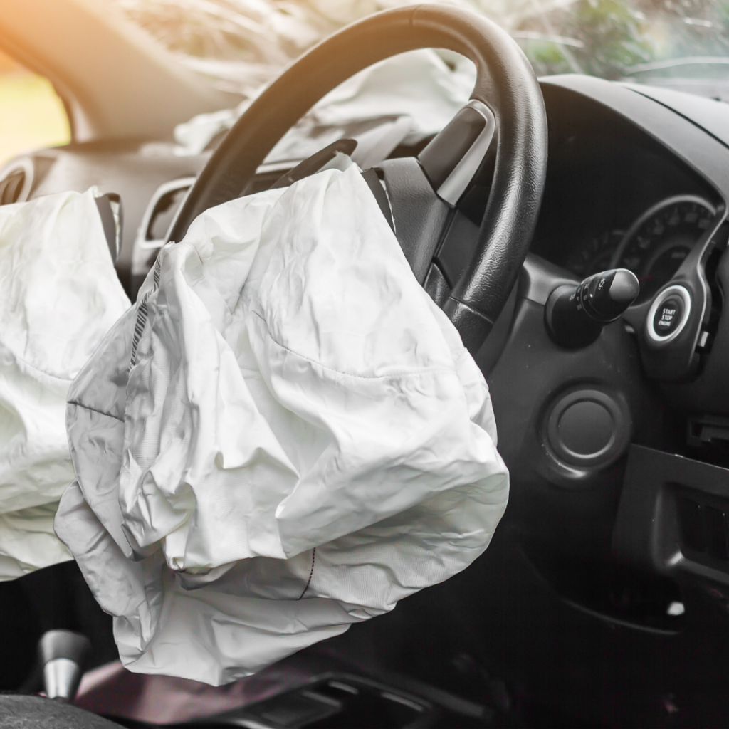 En la imagen se observa un auto luego de un choque, con la bolsa de aire desinflada