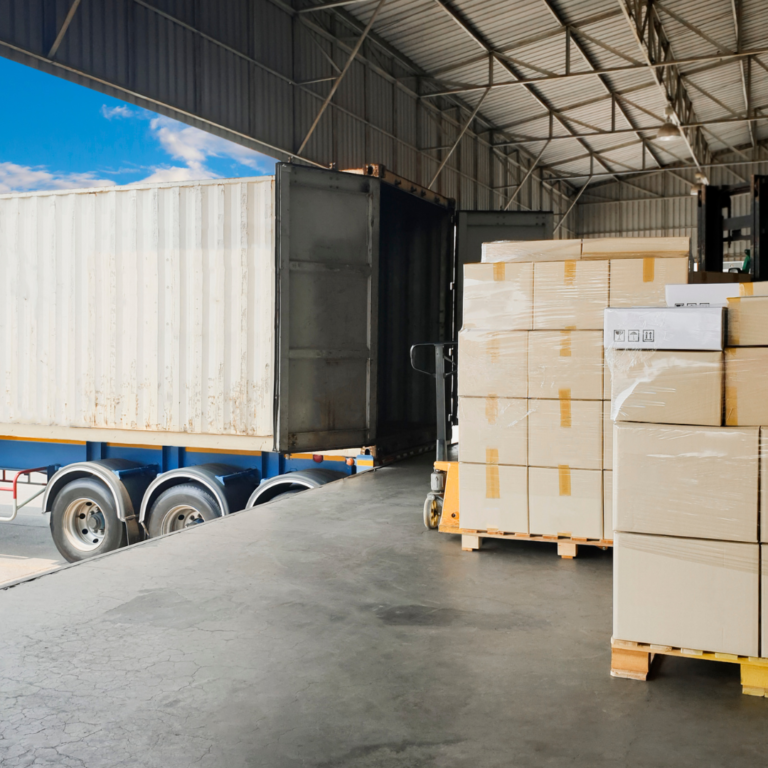 En la imagen se muestra un camión siendo cargado con cajas