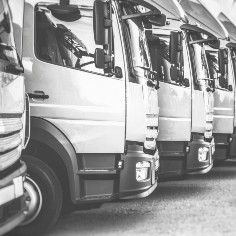 En la imagen se muestran camiones estacionados, imagen en blanco y negro