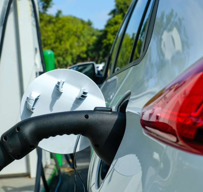 En la imagen se muestra un vehículo eléctrico
