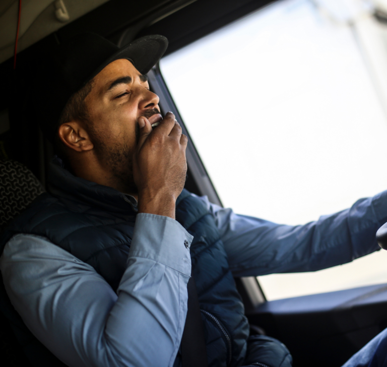 En la imagen se muestra un camionero cansado