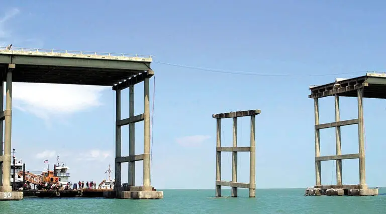 En la imagen se muestra el accidente del puente Queen Isabella Causeway