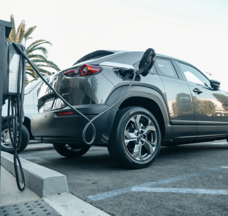 En la imagen se muestra un vehículo eléctrico