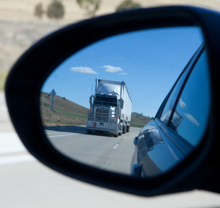 En la imagen se muestra un camión en carretera