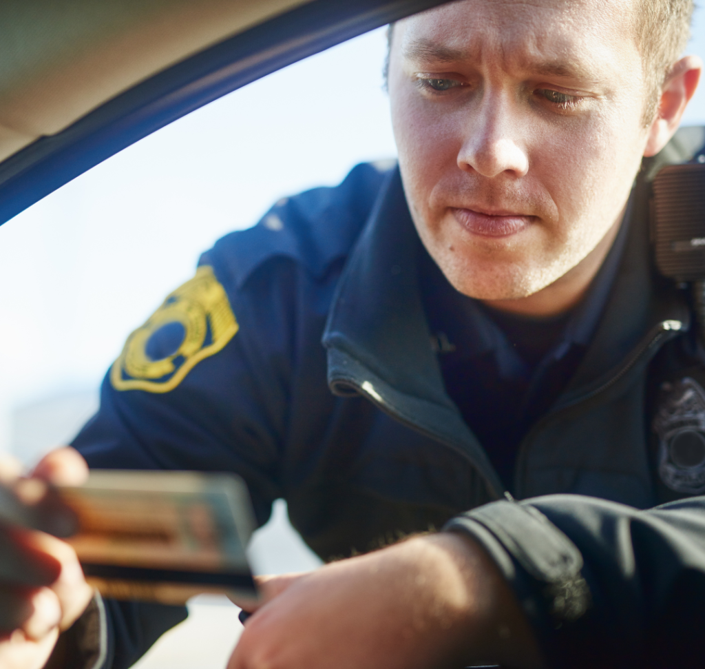 En la imagen se muestra un policía revisando una licencia