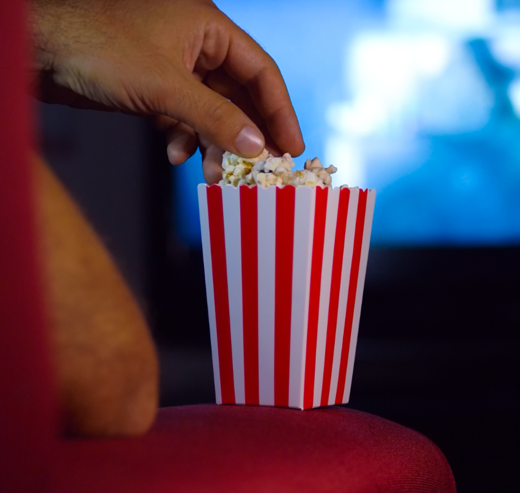 En la imagen se muestra una persona comiendo palomitas de maíz