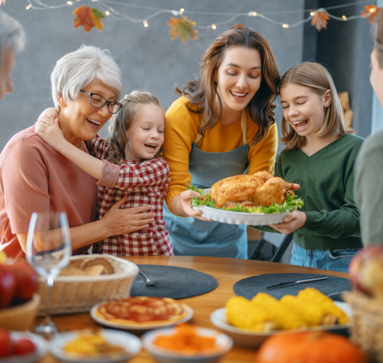 En la imagen se muestra una familia en Acción de Gracias