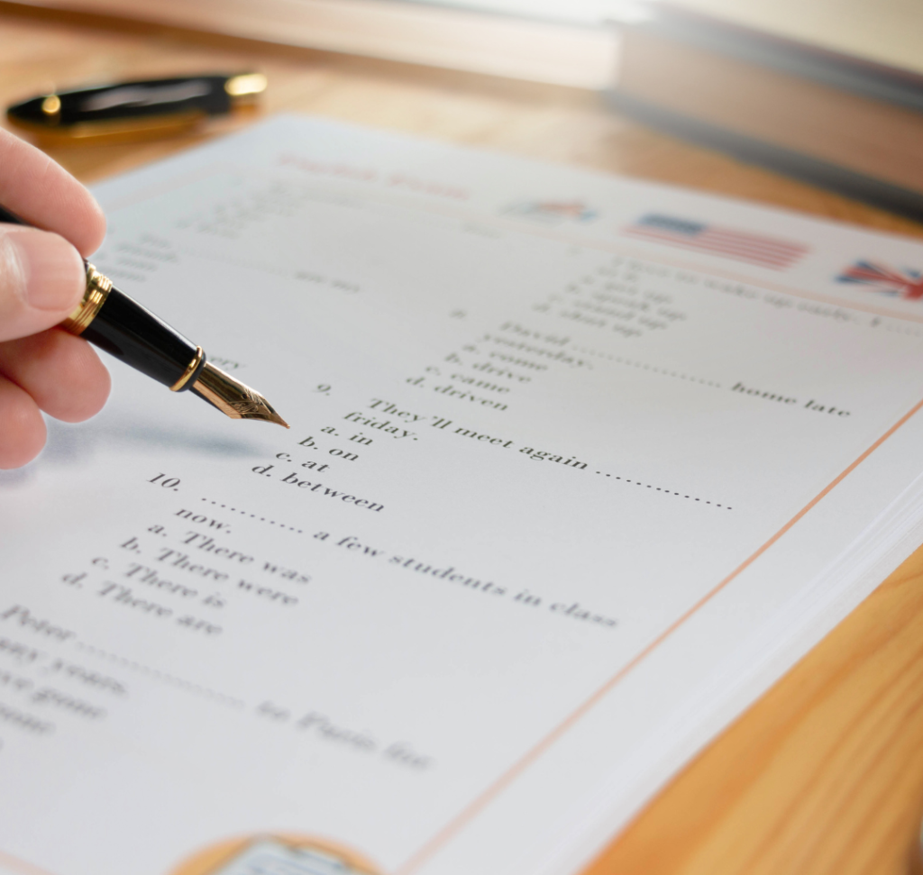 En la imagen se muestra una persona tomando un examen de inglés