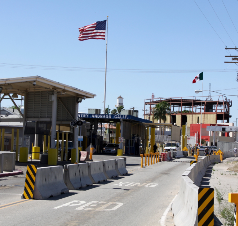En la imagen se muestra un puerto de entrada en la frontera de EE.UU. y Mexico
