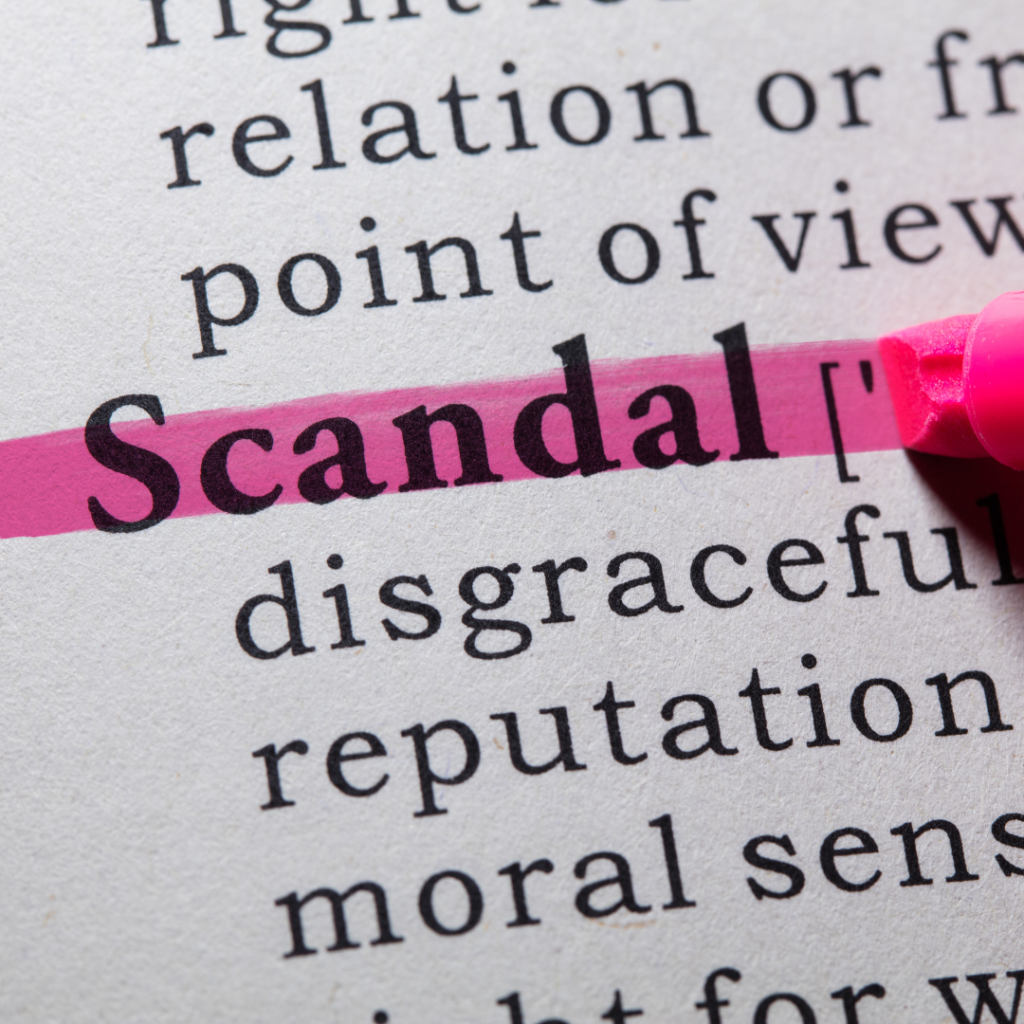 En la imagen aparece la palabra "Scandal" subrayada con marcatextos rosa
