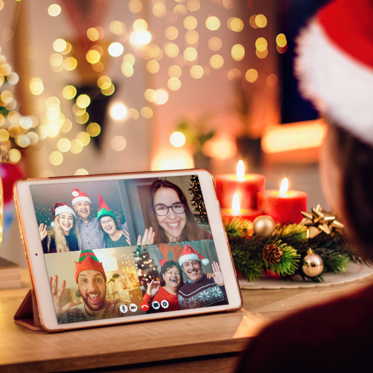 En la imagen se observa una familia en videollamada festejando Navidad