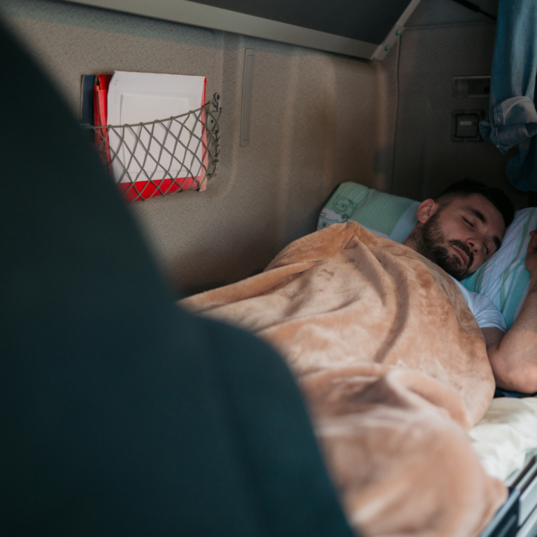 En la imagen un hombre duerme en el camastro de un camión