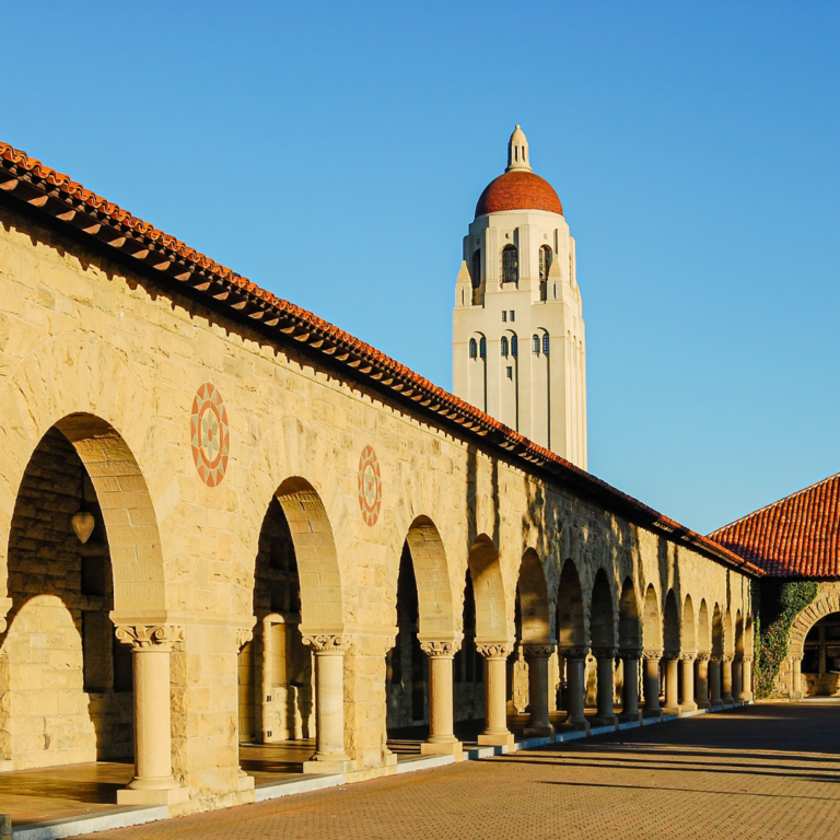 En la imagen se observa un edificio de la Universidad de Stanford