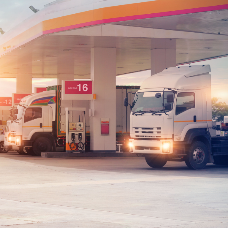 En la imagen se muestran camiones en una estación de combustible