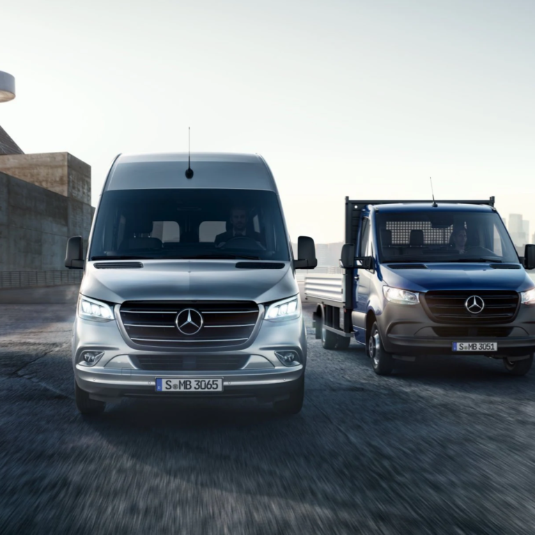 En la imagen se observan dos camionetas de frente de la marca Mercedes-Benz