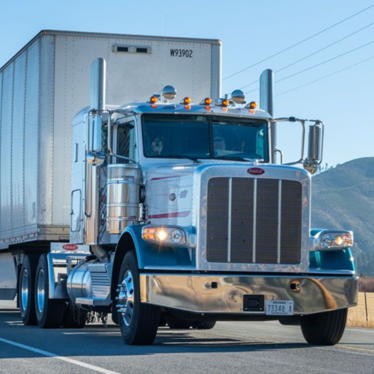 En la imagen se observa un camión de la compañía Capurro Trucking