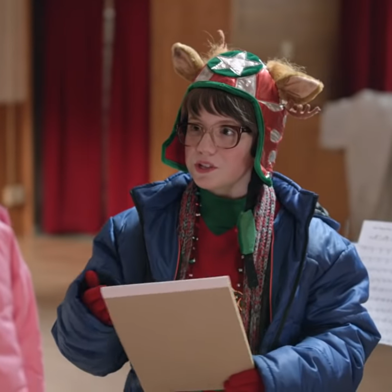 En la imagen se oberva un niño con sombrero navideño, protagonista de la película "Todo lo que Quiero es Navidad"
