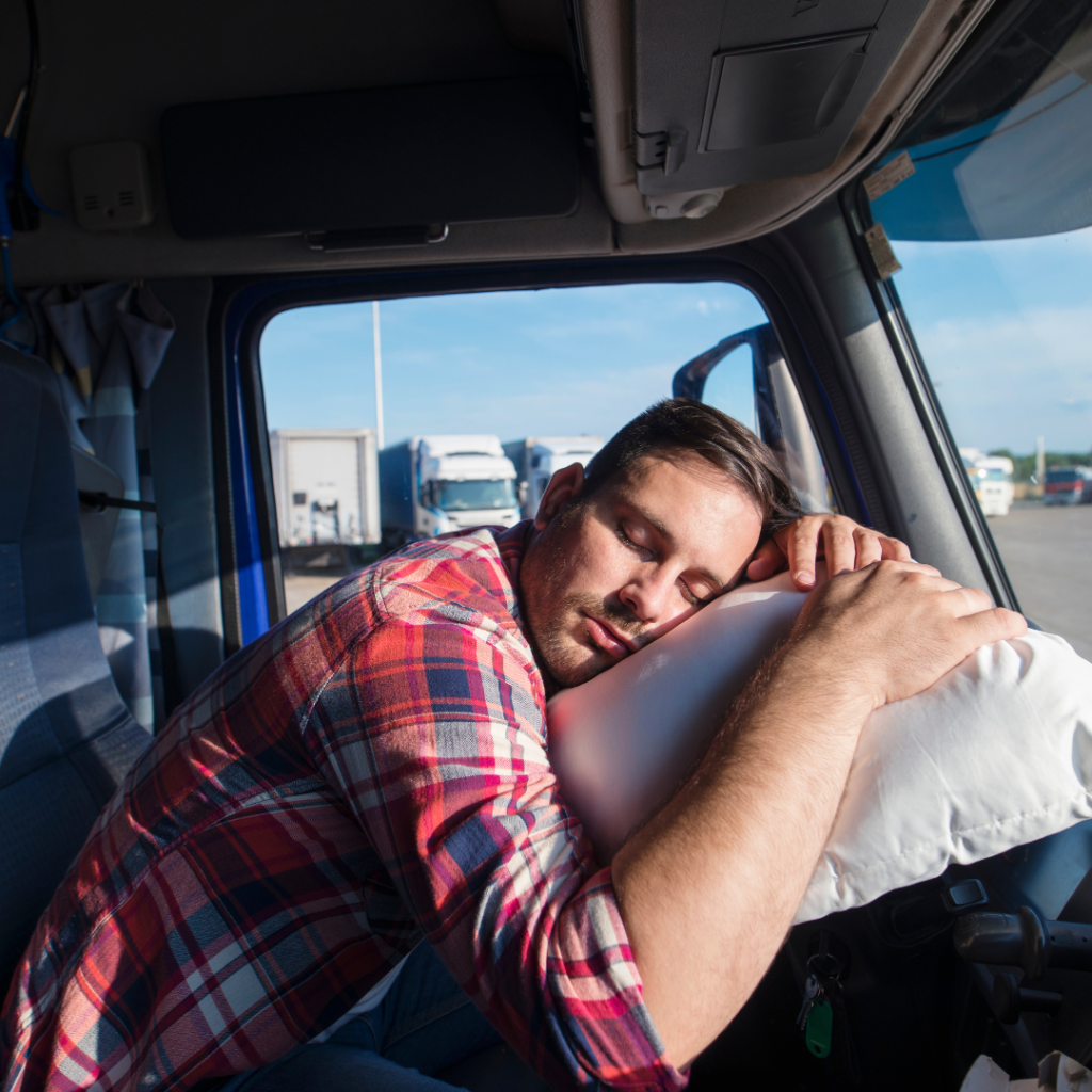 En la imagen se observa un conductor durmiendo en el volante del camión