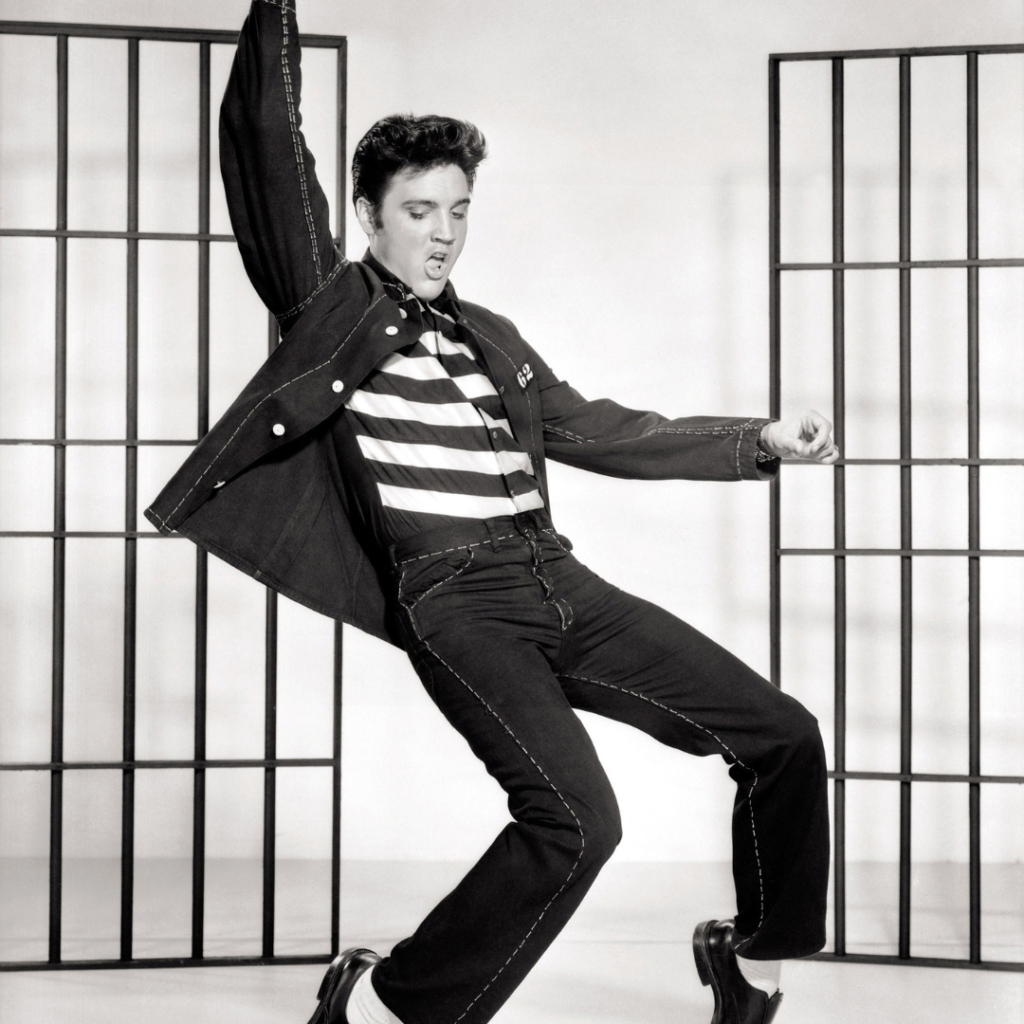 Esta imagen muestra a Elvis Presley bailando.