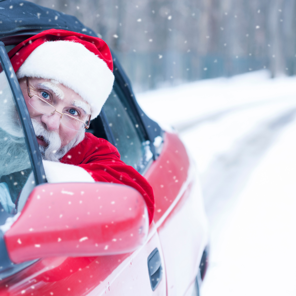 En la foto se ve a Santa en un auto en medio de la nieve.