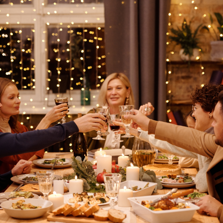 En la imagen se observa una familia reunida en una mesa, brindando