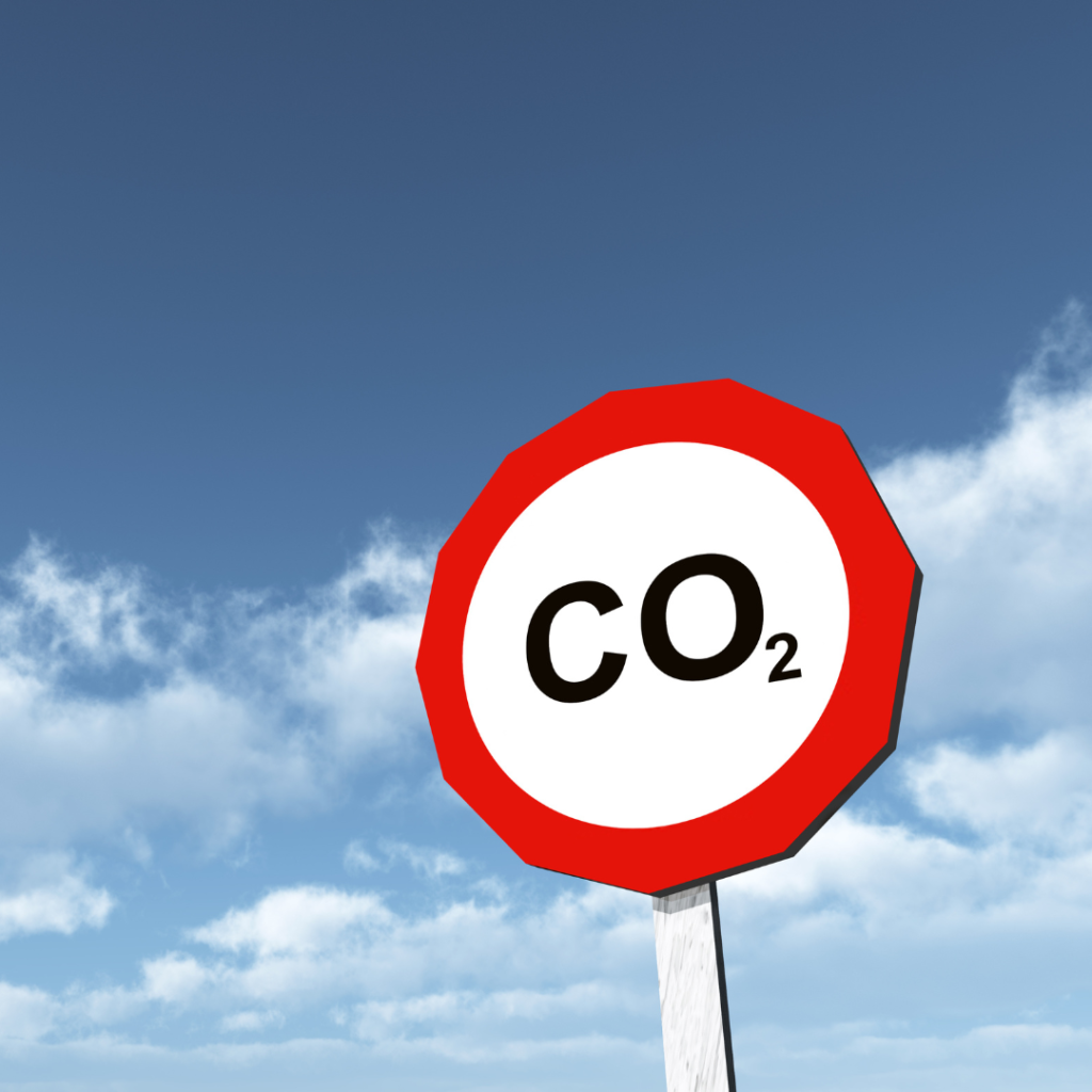 En la imagen se muestra una señal de alto con la leyenda "CO2"
