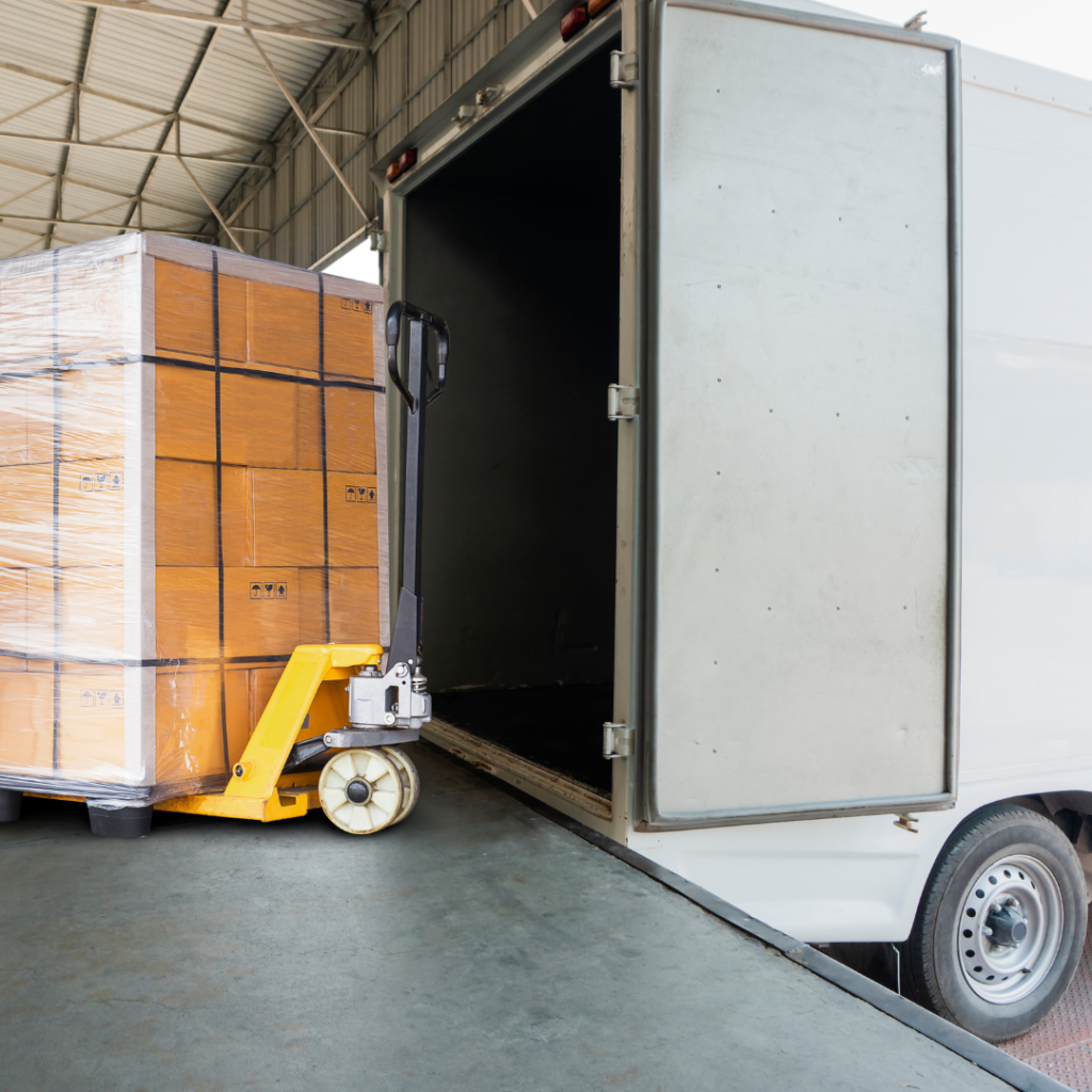 En la imagen se muestra un camión siendo cargado con cajas