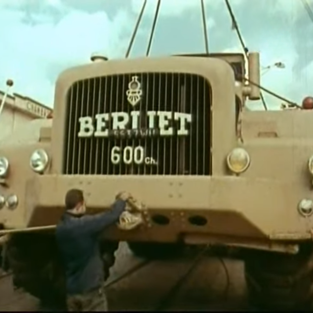 En la imagen se muestra una captura del video oficial del Berliet T100