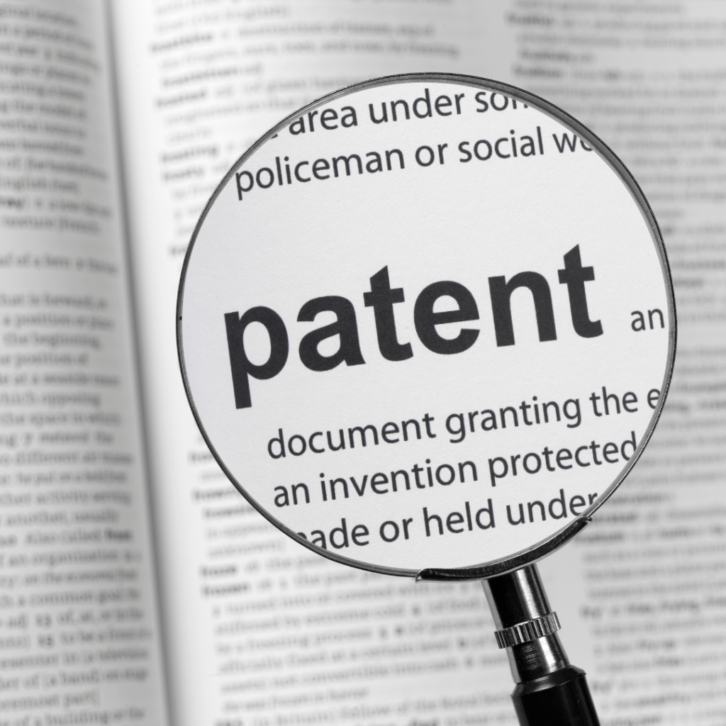 En la imagen se muestra la palabra "patente" bajo una lupa