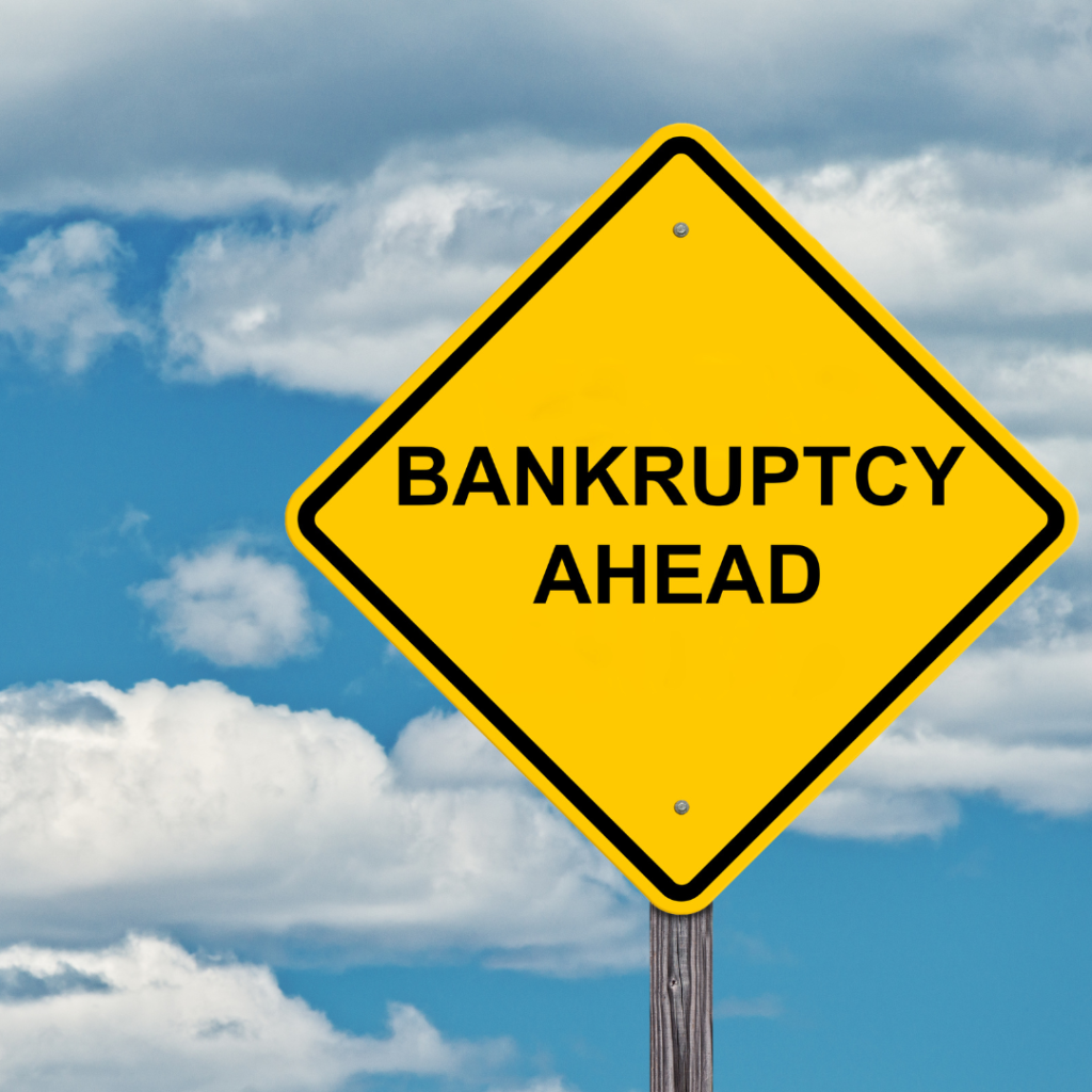 En la imagen se muestra un señalamiento con la leyenda "Bankruptcy ahead"