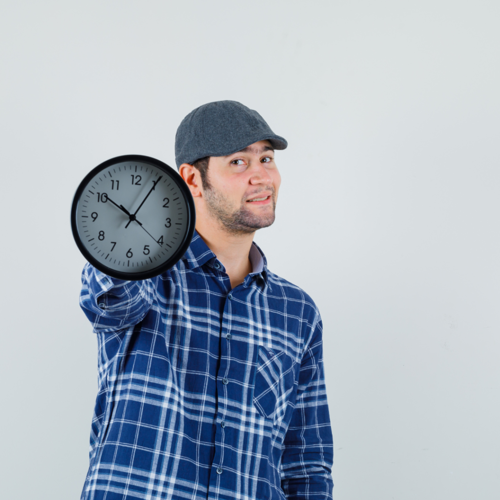 En la imagen se muestra un hombro sosteniendo un reloj, expresando preocupación
