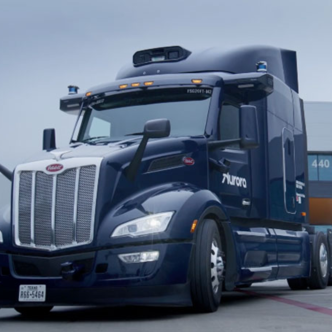 En la imagen se muestra un camión estacionado de Aurora, color azul
