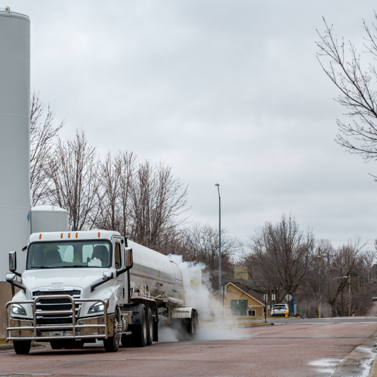 En la imagen se muestra un camión con emisiones de gases de invernadero