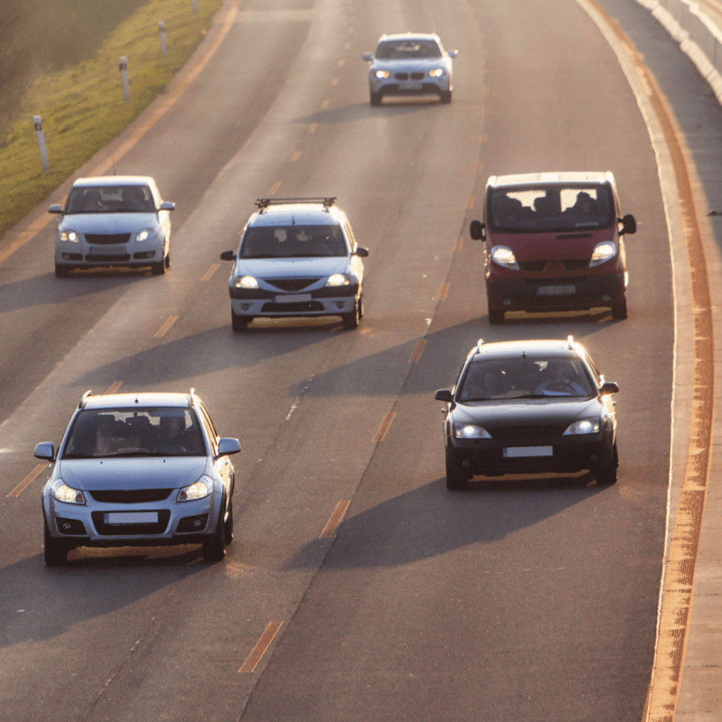 En la imagen se muestran vehículos transitando por carretera