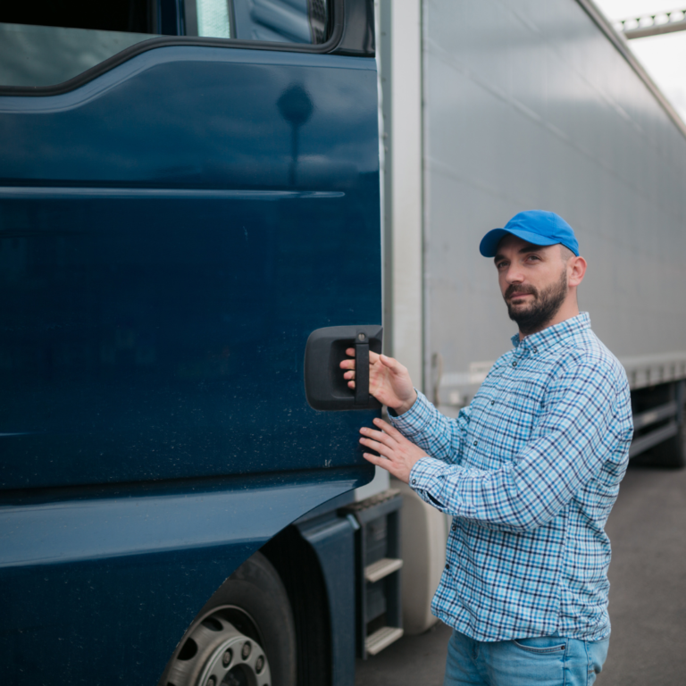 En la imagen se muestra un conductor masculino abriendo la puerta de un camión