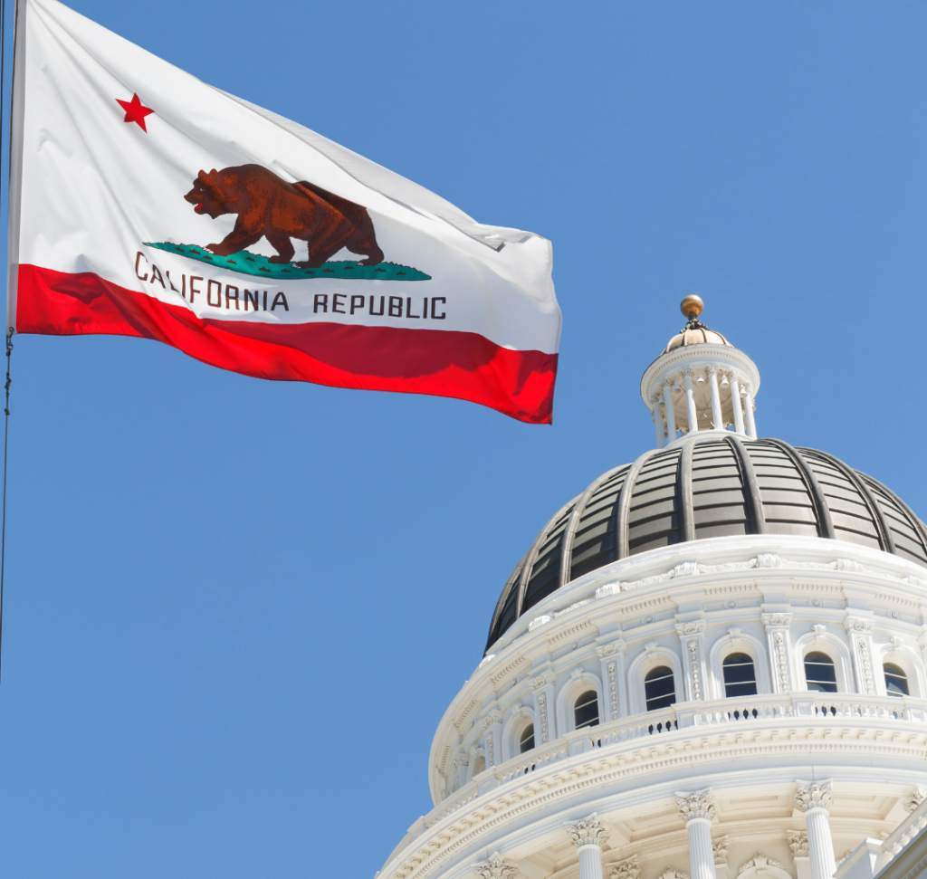 En la imagen se muestra un edificio gubernamental con la bandera de California