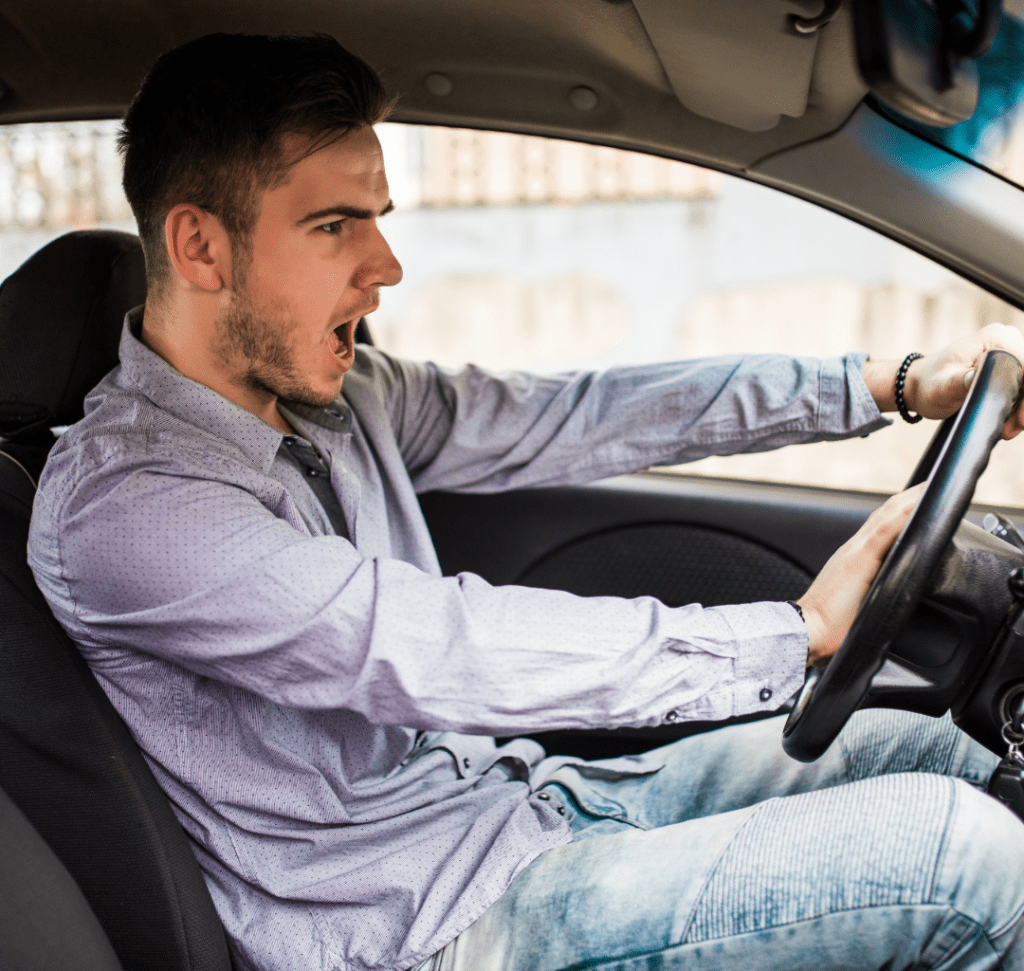 En la imagen se muestra un conductor molesto