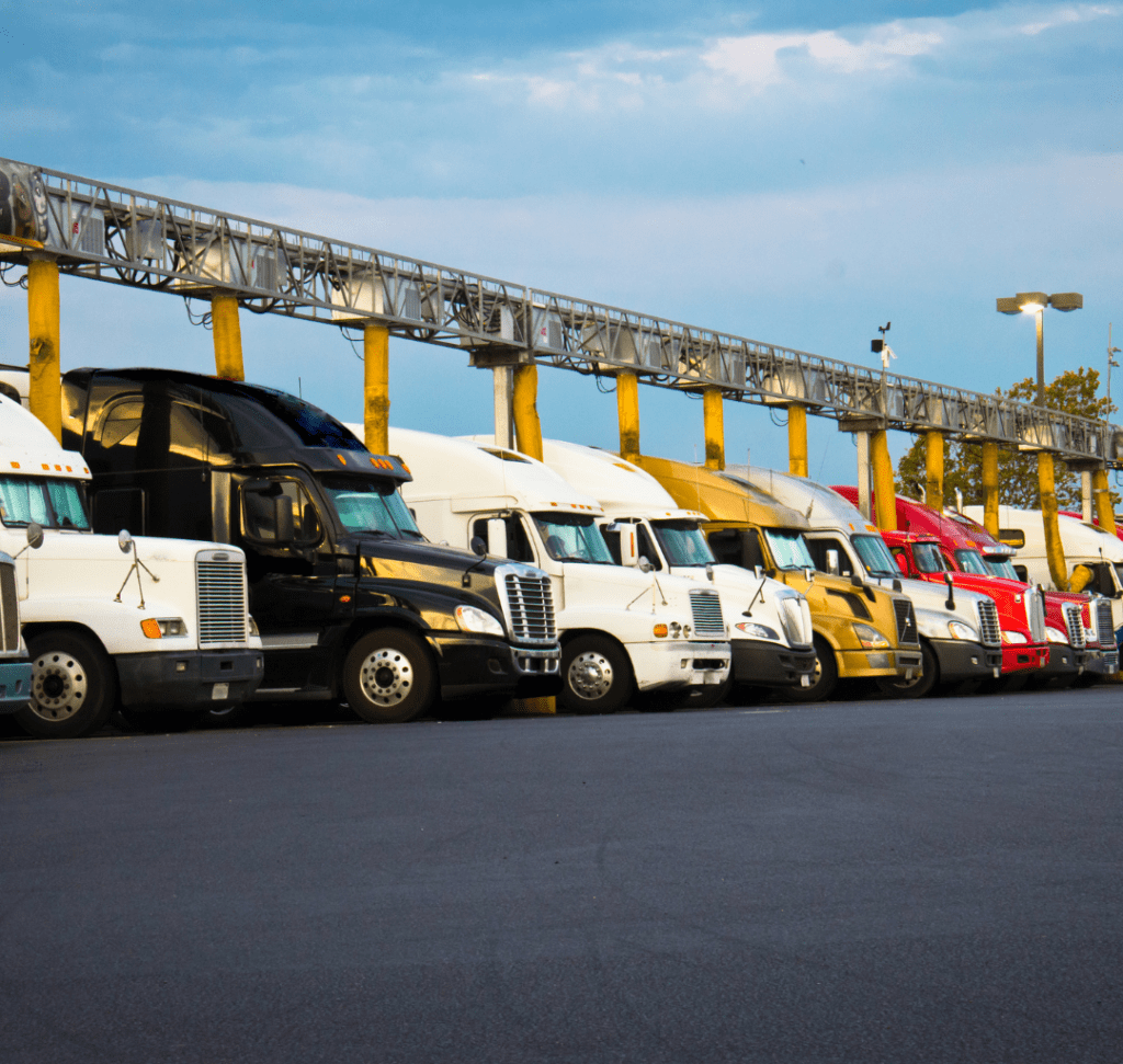 En la imagen se muestran varios camiones en estación