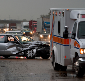 En la imagen se muestran paramédicos atendiendo un accidente automovilístico