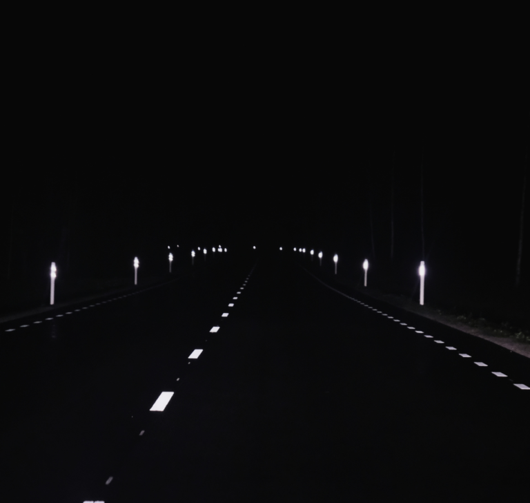 En la imagen se muestra una carretera en la oscuridad