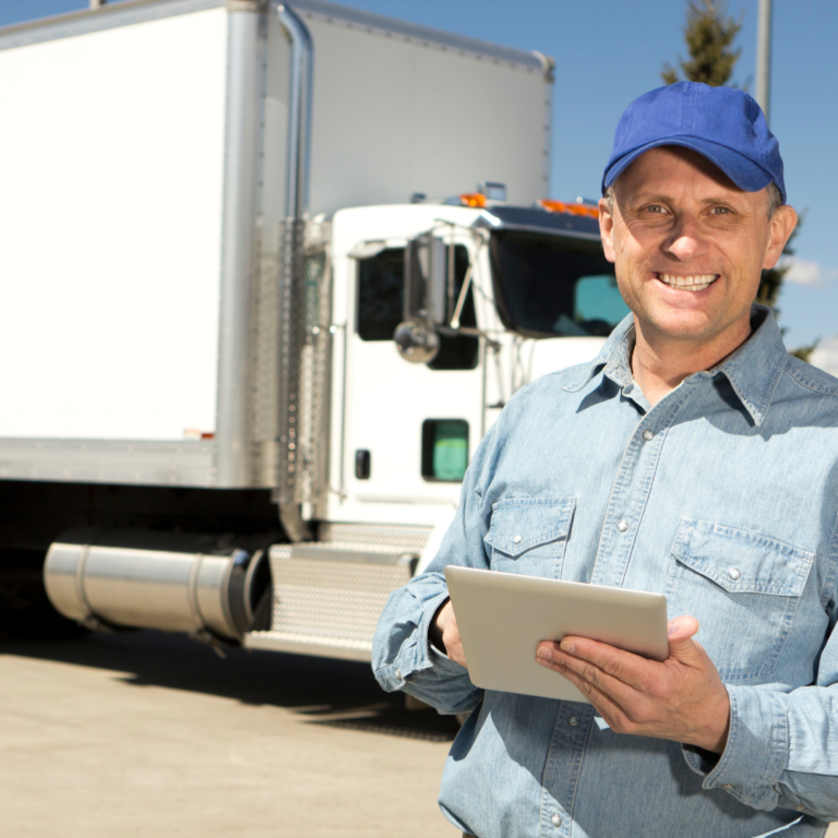 En la imagen se muestra un camionero con una tableta en mano