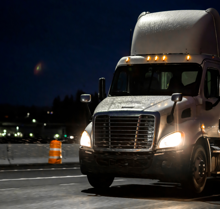 En la imagen se muestra un camión en la noche