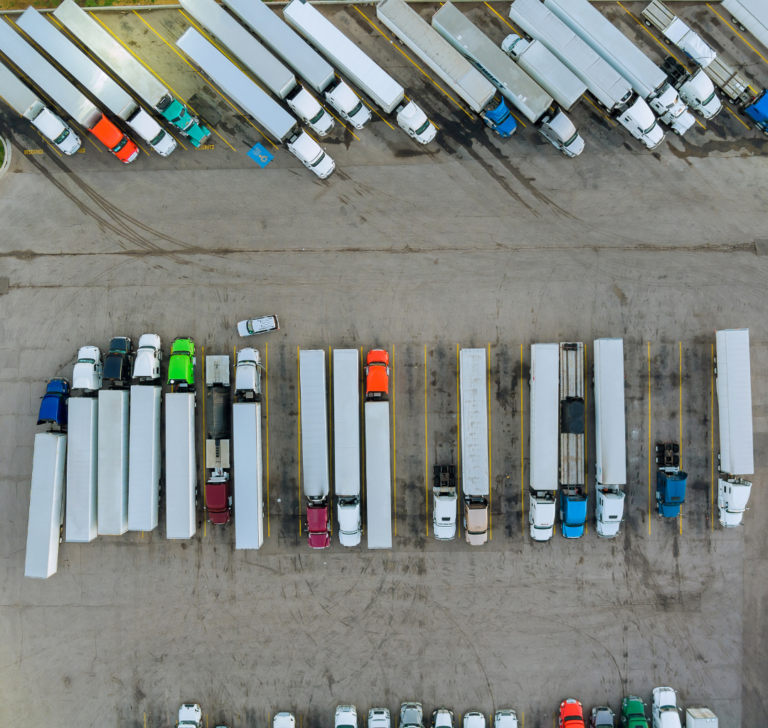 En la imagen se muestra un estacionamiento para camiones