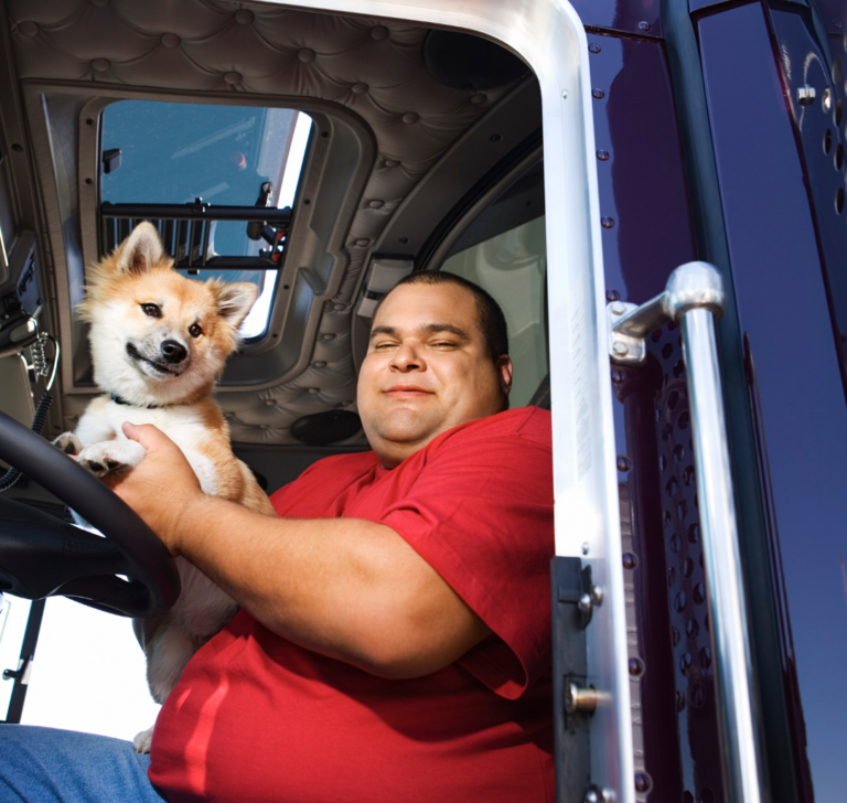 En la imagen se muestra un camionero con su mascota