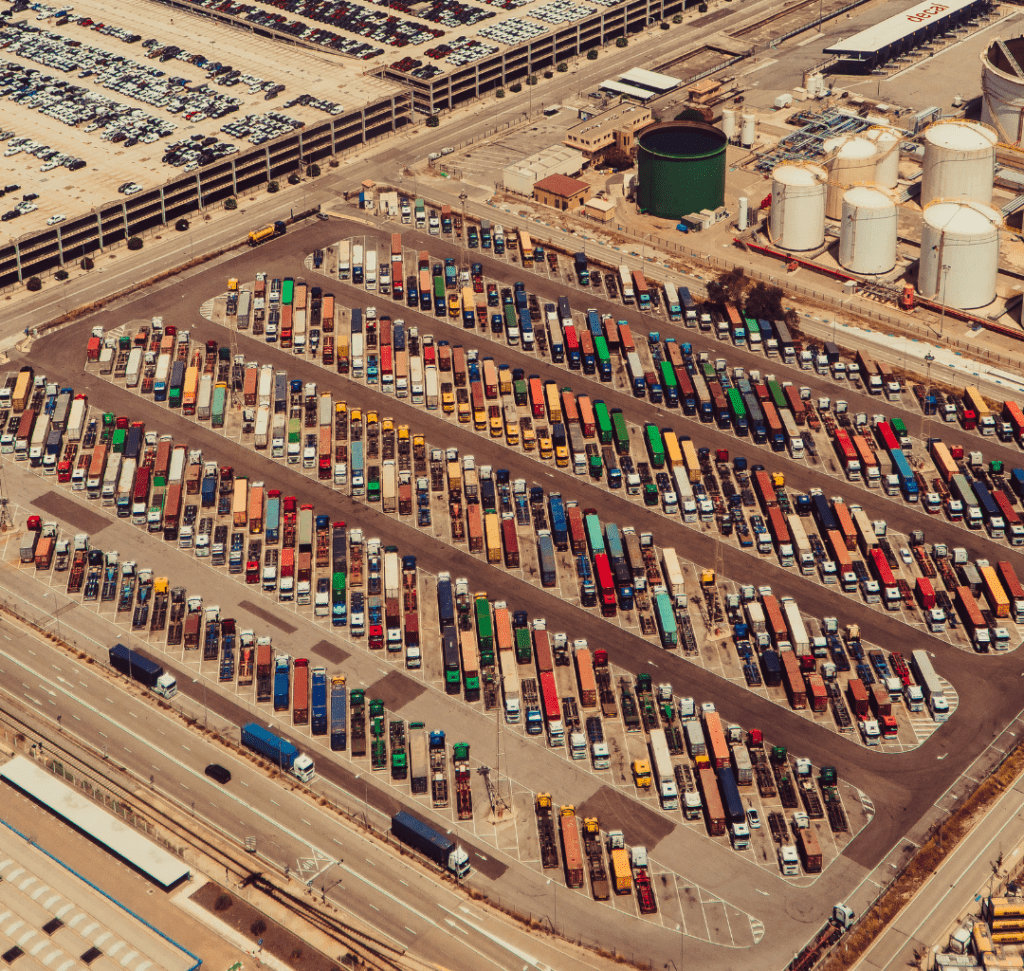 En la imagen se muestran camiones estacionados