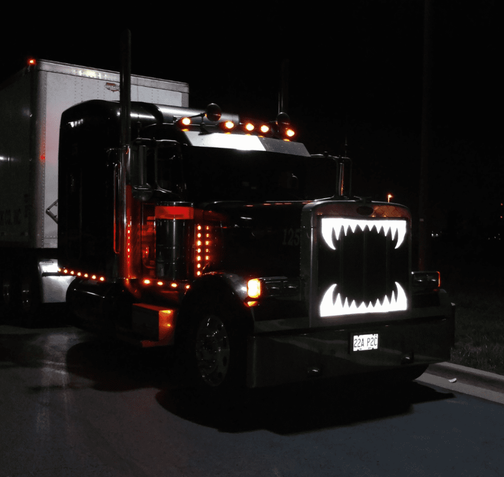 En la imagen se muestra un camión con decoración de Halloween