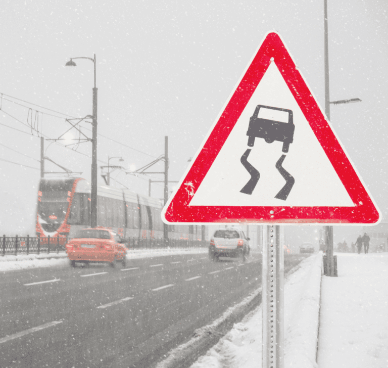 En la imagen se muestran vehículos conduciendo durante el invierno