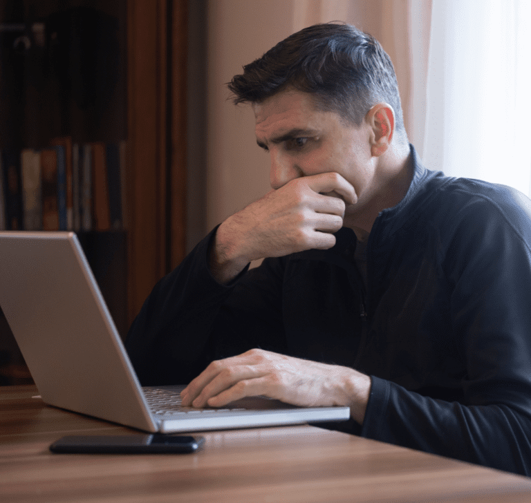 En la imagen se muestra un hombre preocupado frente a una laptop