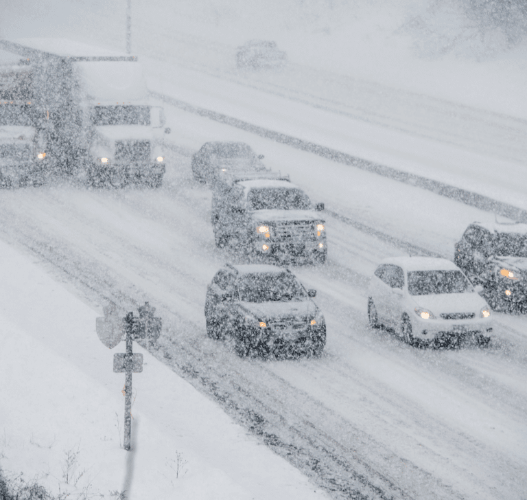 En la imagen se muestran vehículos conduciendo durante el invierno