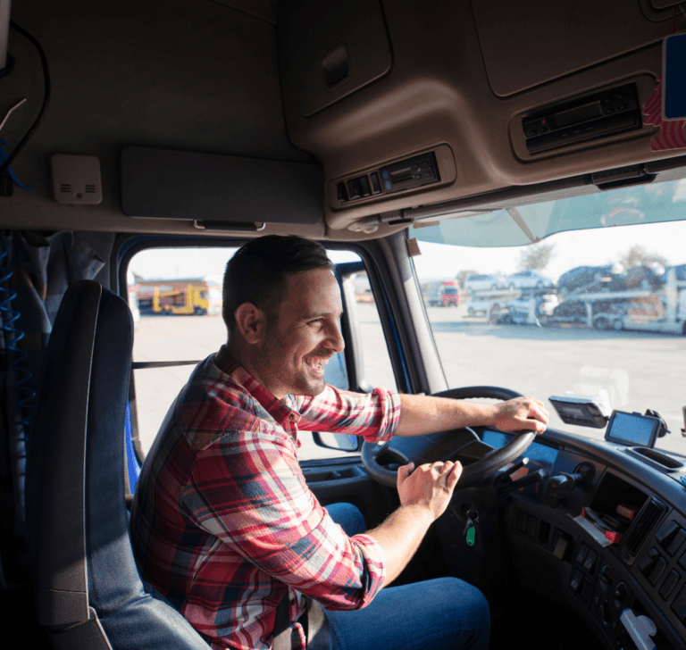 En la imagen se muestra un camionero feliz